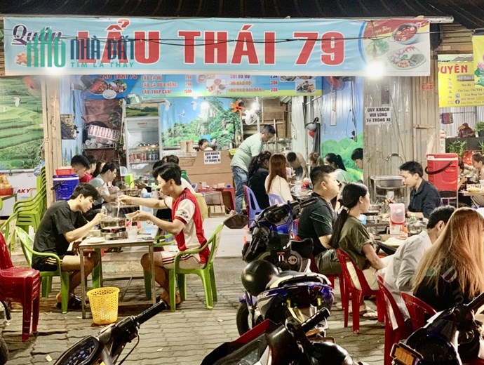 Do không có người phụ làm, nên đứa nhờ sang quán và mặt bằng