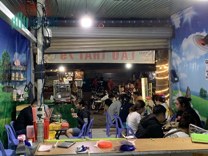 Do không có người phụ làm, nên đứa nhờ sang quán và mặt bằng