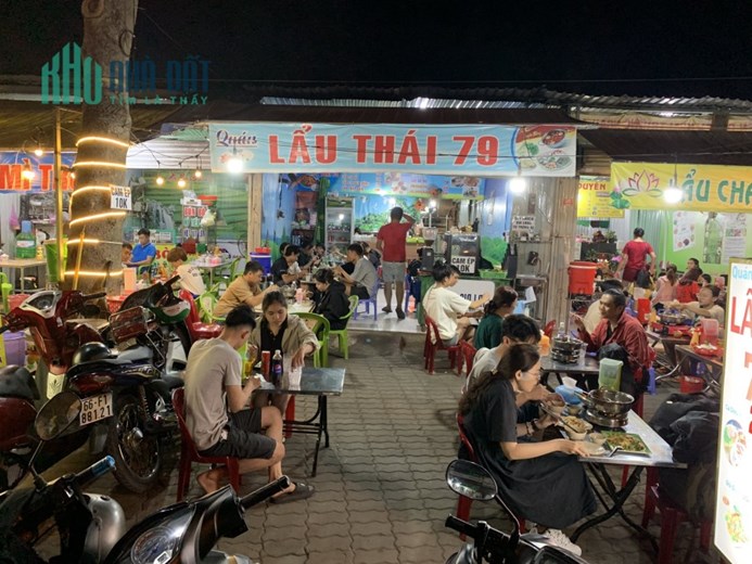 Do không có người phụ làm, nên đứa nhờ sang quán và mặt bằng