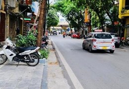 Bán nhà mặt phố Hàng Muối, quận Hoàn Kiếm. Vỉa hè 2 bên ô tô dừng đỗ ngày đêm. Kinh doanh sầm uất.