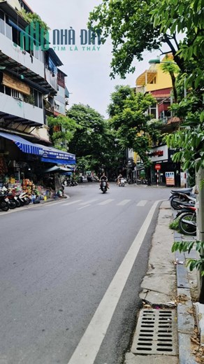 Bán nhà mặt phố Hàng Muối, quận Hoàn Kiếm. Vỉa hè 2 bên ô tô dừng đỗ ngày đêm. Kinh doanh sầm uất.