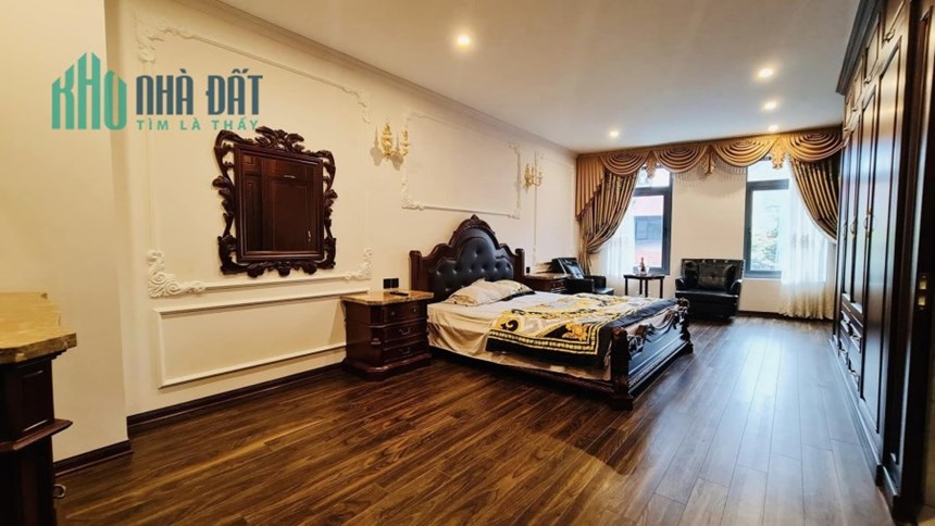 Bán nhà mặt phố Hàng Muối, quận Hoàn Kiếm. Vỉa hè 2 bên ô tô dừng đỗ ngày đêm. Kinh doanh sầm uất.