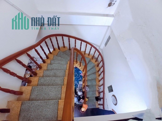 Xe hơi vô nhà. Hẻm KD CMT8, P5, Tân Bình, 61m2, 3 tầng, giá rẻ nhất khu vực