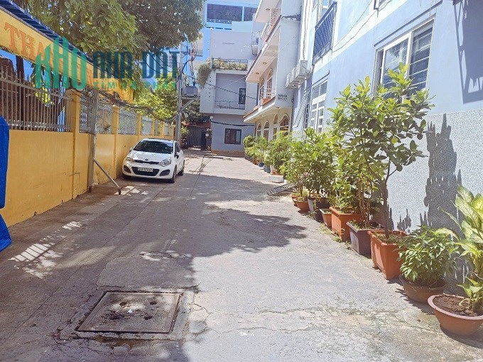 Xe hơi vô nhà. Hẻm KD CMT8, P5, Tân Bình, 61m2, 3 tầng, giá rẻ nhất khu vực