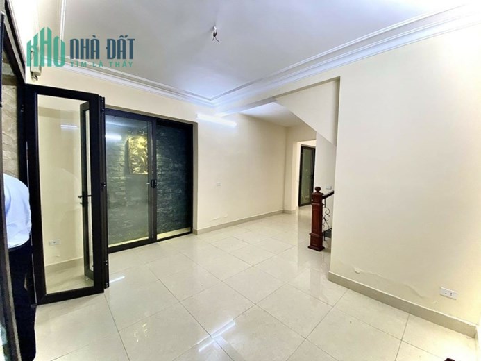 BẤN NHÀ TƯ ĐÌNH
Ô TÔ ĐỖ CỔNG