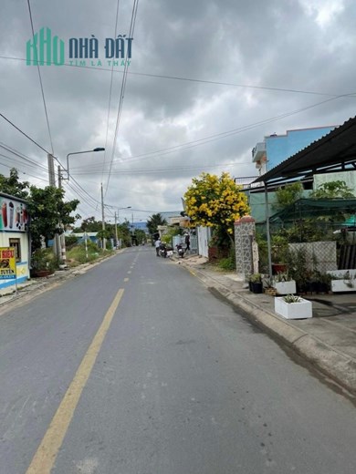 Vị trí đẹp vì ngay QL dân cư thì đông kín mít luôn rồi cô bác ơi