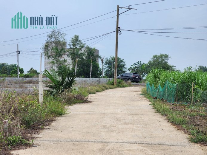 Cần bán lô đất nền thuộc xã Láng Dài, huyện đất đỏ 5x30 có 100m2 thổ cư giá 700tr