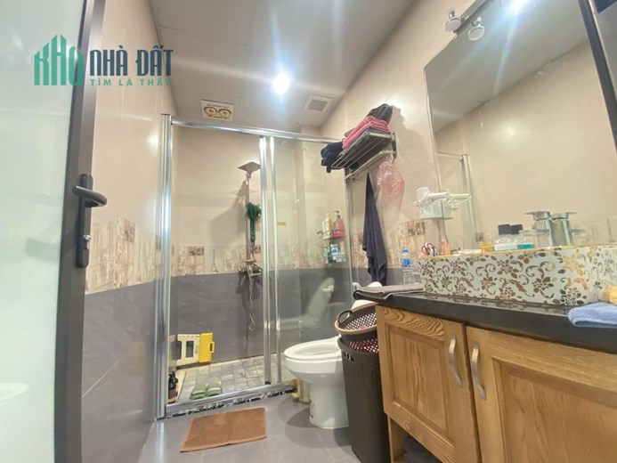 Nhà Gia Thuỵ sát mặt phố Nguyễn Văn Cừ Dân xây bền đẹp thoáng sáng, 70m giá 5.x tỷ chủ thiện chí
