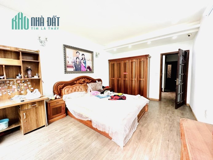 Bán nhà ngõ 97 Văn Cao. Ô TÔ ĐỖ SÁT CỬA. 45m2 4 Ngủ Rộng. Nhiều Cửa Sổ. Rẻ như cho 5.85 tỷ