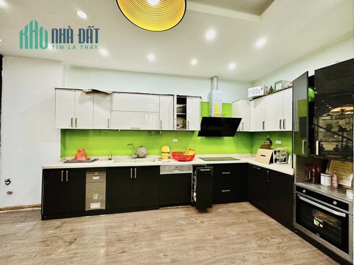 Bán nhà ngõ 97 Văn Cao. Ô TÔ ĐỖ SÁT CỬA. 45m2 4 Ngủ Rộng. Nhiều Cửa Sổ. Rẻ như cho 5.85 tỷ