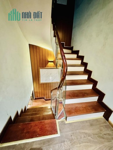Bán nhà ngõ 97 Văn Cao. Ô TÔ ĐỖ SÁT CỬA. 45m2 4 Ngủ Rộng. Nhiều Cửa Sổ. Rẻ như cho 5.85 tỷ