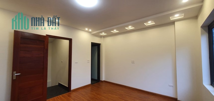 Nhà Ngọc Thuỵ Dt 61m, 5 tầng, giá hơn 4 tỷ.