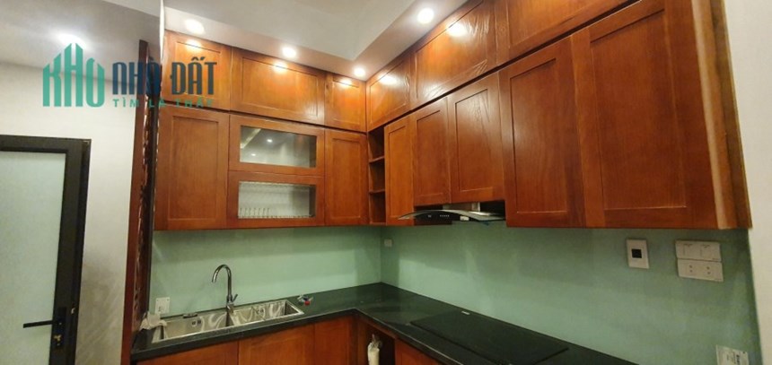 Nhà Ngọc Thuỵ Dt 61m, 5 tầng, giá hơn 4 tỷ.