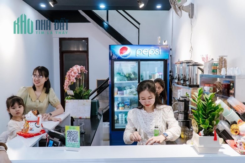 Do công việc vợ chồng em làm không có thời gian quản lí quán vì vậy em muốn nhượng lại cửa hàng tại