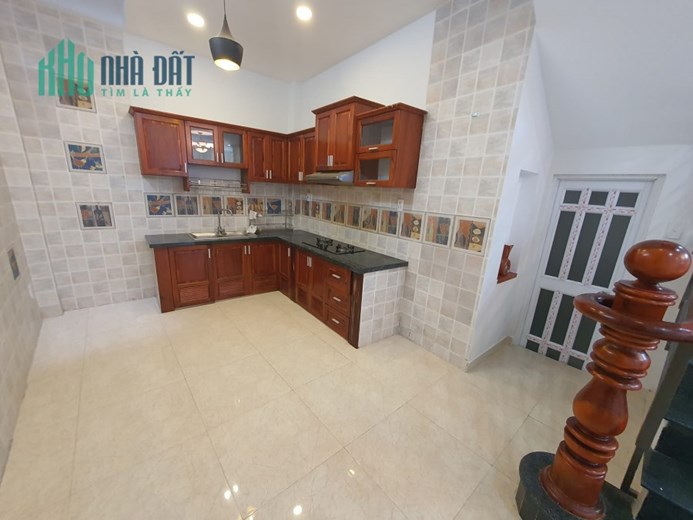 Nhỉnh 4 tỷ nhà 3 tầng đúc ngay Nguyễn Văn Lượng, 4 x13m hẻm xe hơi đậu cách 10m