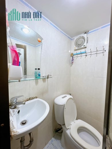 Bán NHÀ RẺ P.13 Q4 cách mặt tiền 15m đúc 5 tấm hơn 2 tỷ - 3 phòng ngũ 4 wc