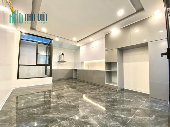 BÁN NHÀ PHỐ NGUYỄN VĂN CỪ, DT 92M, 6T, GARA Ô TÔ, THANG MÁY, GIÁ 12 TỶ 5, HÀNG SIÊU VIP
