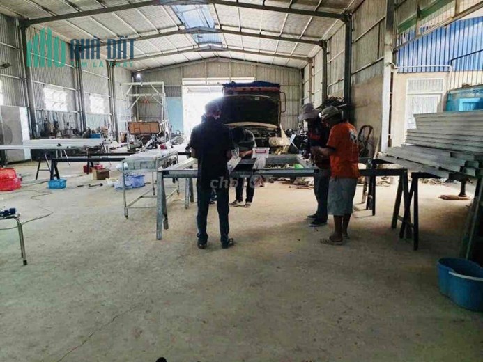 BÁN RẺ NHÀ XƯỞNG XÂY SẴN 2.000m2 Ở ĐỨC HOÀ, CÓ GỞI HH CHO AE MG GIỚI THIỆU DÙM