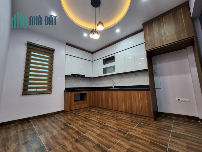 Bán ngôi nhà 68m2 phố Ngọc Lâm, Long Biên Gara Ô tô phi Thang máy Kinh doanh Sầm uất 9.5 Tỷ
