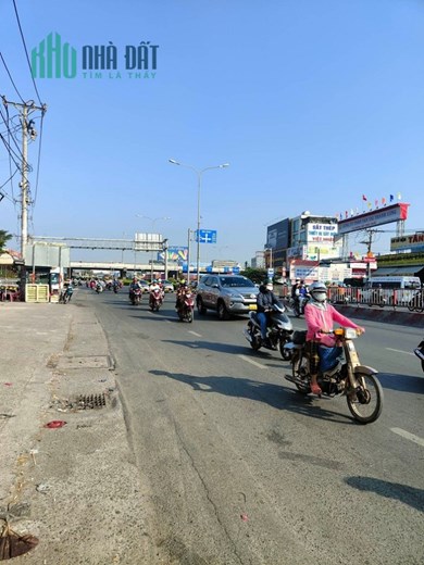 Bán nhà MT KD ngộp nặng hạ chào 16.5 tỷ, Quốc Lộ 13, HBP, Thủ Đức, 270m2, 2 tầng.