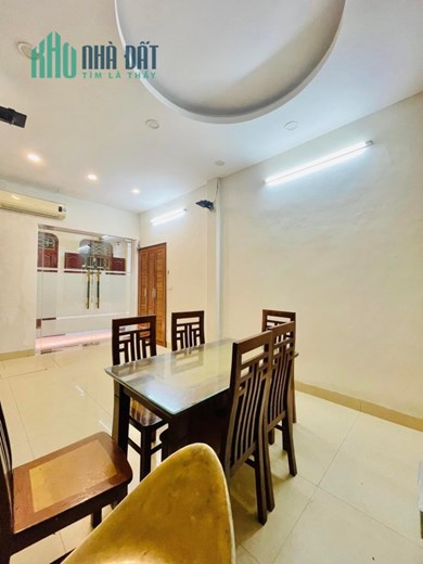 GẤP. GẤP. Bán nhà Tạ Quang Bửu, Hai Bà Trưng, gần Ô TÔ, 3 mặt thoáng. Diện tích 39m*5T*MT 4m chỉ
