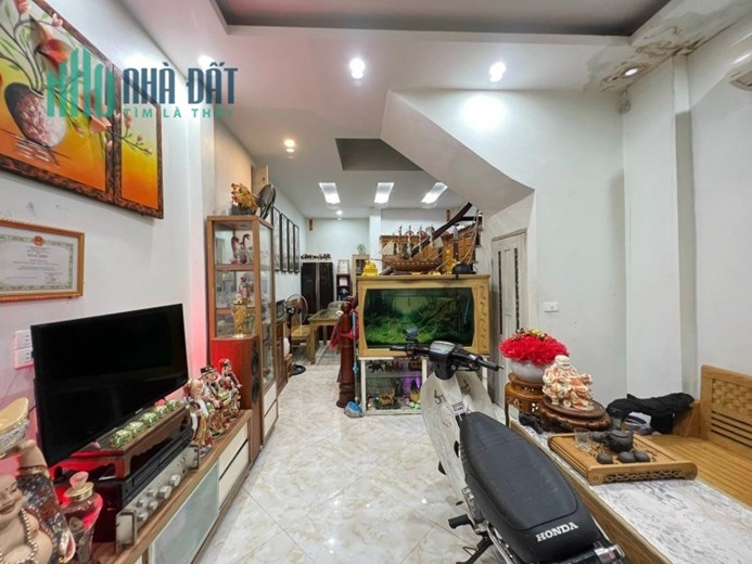 NGAY TRONG NGÀY, bán nhà Lĩnh Nam, CỰC RỘNG, Sát phố, 41m2 x 5T giá 3.4tỷ