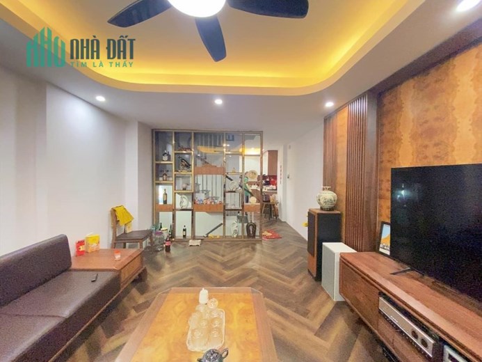 Nhà đẹp thoang sáng - lô góc - ô tô đỗ cửa -vào nhà 
Ngõ rộng -  thông tứ phía
lh 0964.665.035