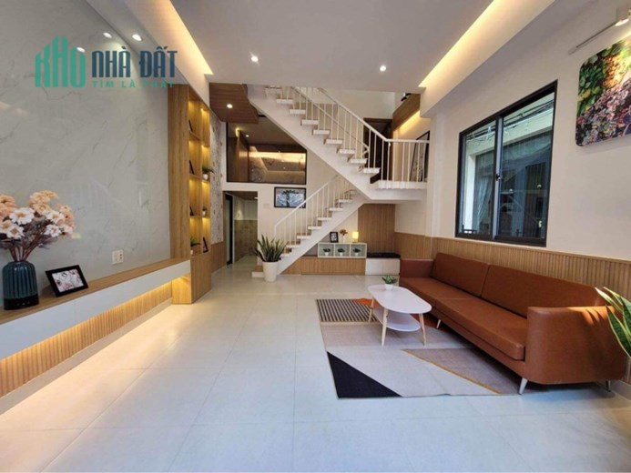 GIẢM GIÁ BÁN NHANH NHÀ 2MK SÁT ĐƯỜNG LÊ DUẪN FULL NỘI THẤT