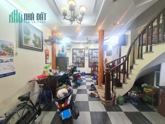 Bán nhà ngay gần Times City, nhà rộng, thiết kế rất chắc chắn, trước nhà thoáng vô cùng, gần 40m2,
