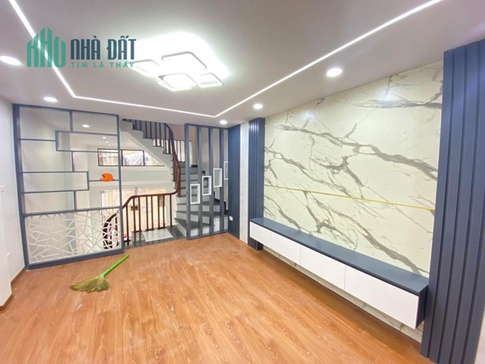 Bán nhà đẹp mới tinh ở ngay Hoa Bằng 40m2 x 6T, ô tô, View đẹp ở sướng 5,7 tỷ.