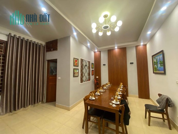 Bán Nhà Mặt Phố Nguyễn Khang mặt tiền gần 5m kinh doanh sầm uất chỉ 23 tỷ