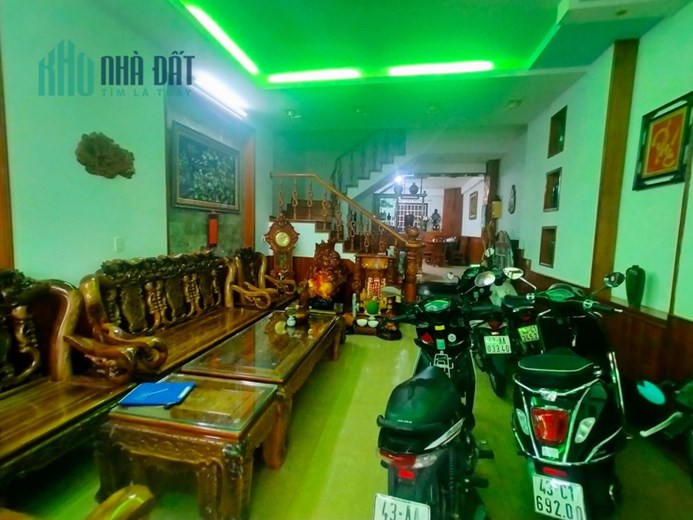Nhà MT Hoà Cường, 81m2 3 tầng mới đẹp, Nội Thất Đẳng Cấp