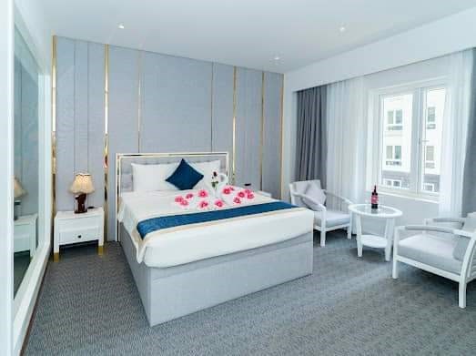 KHÁCH SẠN ĐẲNG CẤP 12 TẰNG 62 PHÒNG, HIỆU XUẤT KINH DOANH 300TR 1 THÁNG, SÁT BIỂN MỸ KHÊ, SONG SONG