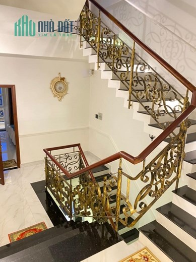 Bán biệt thự KDC ven sông ngộp bank, Tân Phong, Q7. 126m2, 4 tầng, tặng toàn bộ nội thất.