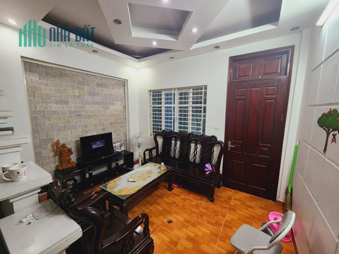 Bán nhà gần mặt phố Dương Quảng Hàm Cầu Giấy 33m 5 tầng 3.8 tỷ