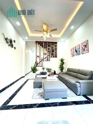 Bán nhà Hoàng Cầu 43m2 x 5 tầng, nhỉnh 4 tỷ đẹp hiếm ở ngay