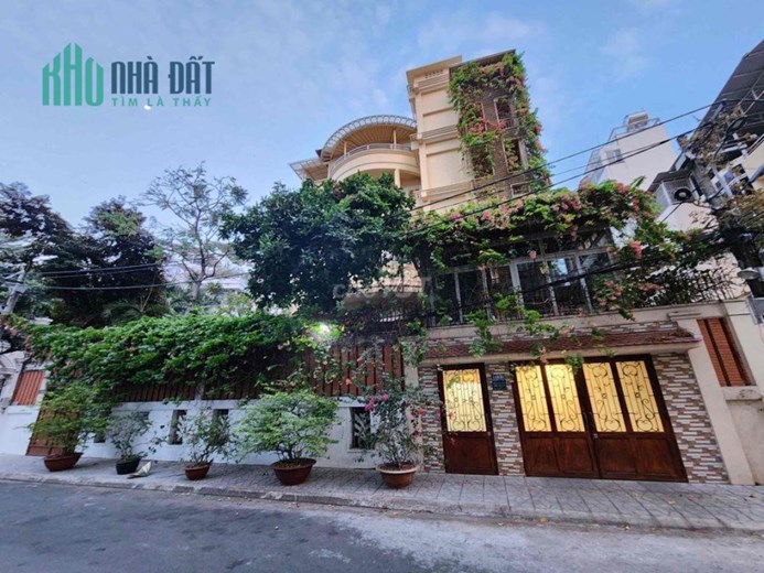 Cho thuê Biệt thự sân vườn Cách Mạng Tháng 8, Tân Bình. 700m2 có 8 phòng và thang máy.