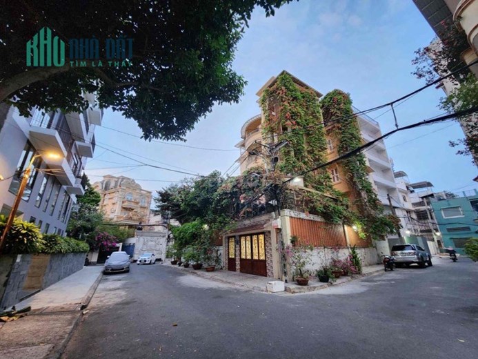 Cho thuê Biệt thự sân vườn Cách Mạng Tháng 8, Tân Bình. 700m2 có 8 phòng và thang máy.