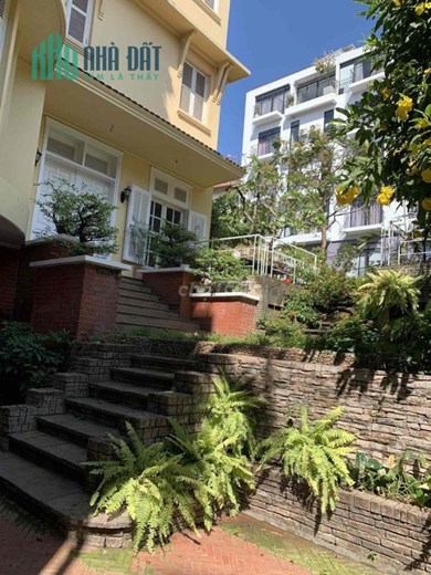 Cho thuê Biệt thự sân vườn Cách Mạng Tháng 8, Tân Bình. 700m2 có 8 phòng và thang máy.