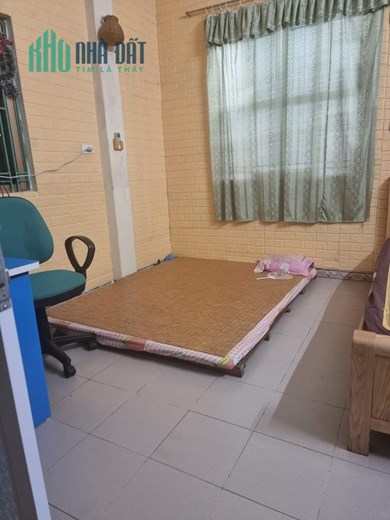 Bán nhà phô Nguyễn Văn Linh, Long Biên ô tô cách nhà 10m nhỉnh 2 tỷ