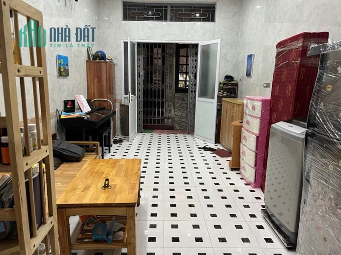 BÁN ĐẤT TẶNG NHÀ 3 TẦNG SÁT PHỐ TRẦN DUY HƯNG CẦU GIẤY DT 39M2 CHỈ 4,05 TỶ SỔ ĐỎ NỞ HẬU