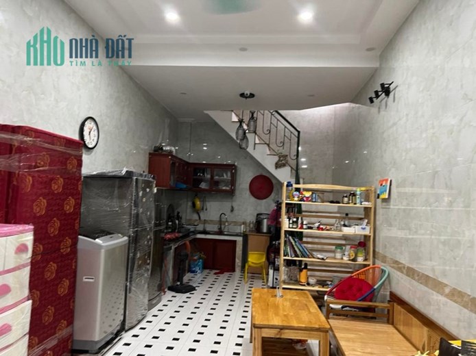 BÁN ĐẤT TẶNG NHÀ 3 TẦNG SÁT PHỐ TRẦN DUY HƯNG CẦU GIẤY DT 39M2 CHỈ 4,05 TỶ SỔ ĐỎ NỞ HẬU