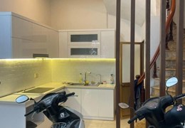 Cần bán Nhà mặt tiền, 5 tầng, MT 4.6m, vừa ở vừa kinh doanh, phường Dịch Vọng, quận Cầu Giấy, Hà Nội
