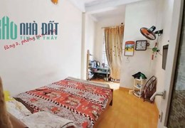 Cho thuê nhà nguyên căn, hộ gia đình, 40m2, 5T, 4N, đủ công năng, Lạc Long Quân.