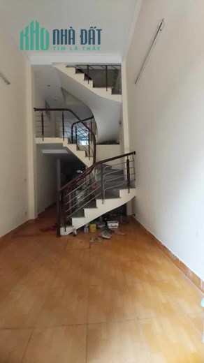 Cho thuê nhà nguyên căn, hộ gia đình, 40m2, 5T, 4N, đủ công năng, Lạc Long Quân.