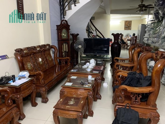 Mặt Tiền Kinh Doanh, Tân Phú, 4 Tầng. Hơn 100m2, Ngang 5m Cần Bán Gấp.