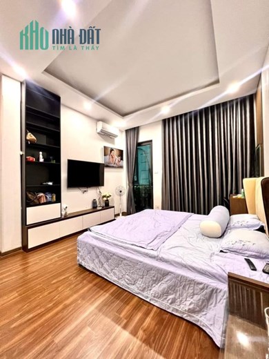 Đại La, Hai Bà Trưng, nhà đẹp ở ngay, ba bước ra phố, mặt tiền rộng, 46m2,  5 tầng , chỉ 4 tỉ 8.