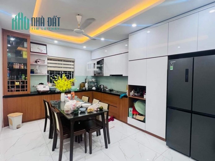 XUẤT CẢNH CẦN BÁN NHÀ PHỐ PHÙNG HƯNG CHỦ TỰ XÂY NỘI THẤT XỊN SÒ DT 54M CHỈ HƠN 6 TỶ.