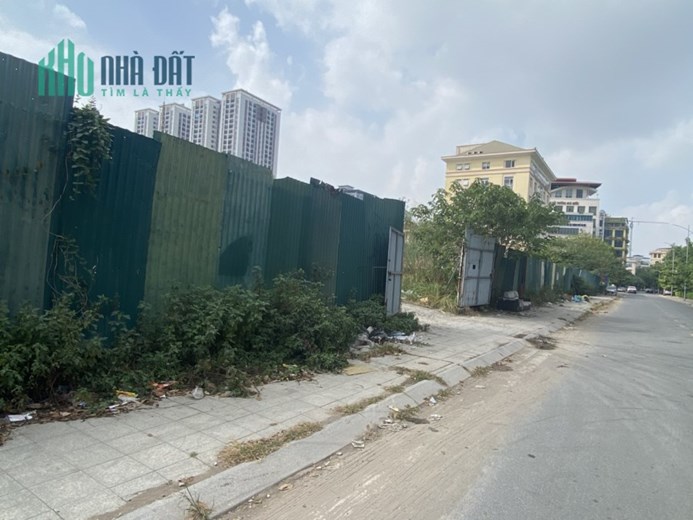 CẦN CHO THUÊ ĐẤT TRỐNG QUÂY TÔN, MAI DỊCH CẦU GIẤY 5000M,MT: 50M GIÁ 150TR/THÁNG LH 0934697786