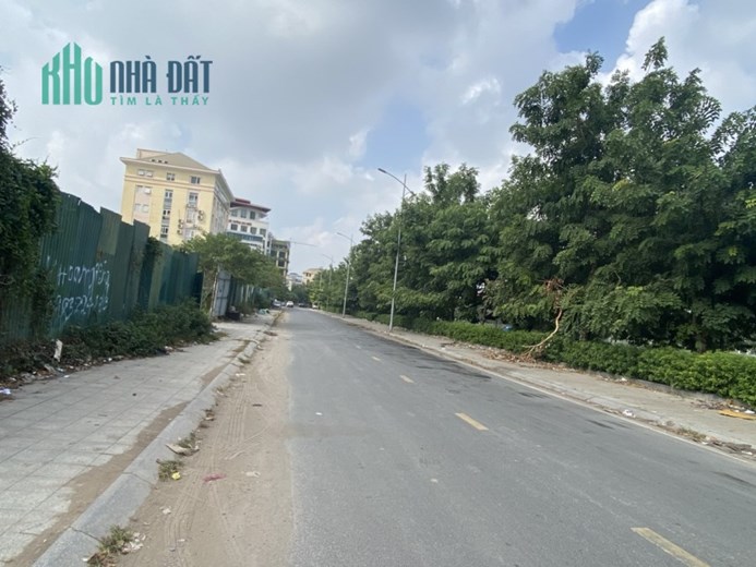 CẦN CHO THUÊ ĐẤT TRỐNG QUÂY TÔN, MAI DỊCH CẦU GIẤY 5000M,MT: 50M GIÁ 150TR/THÁNG LH 0934697786